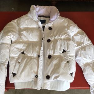 Ladies White size Medium puffer jacket. New cond.
